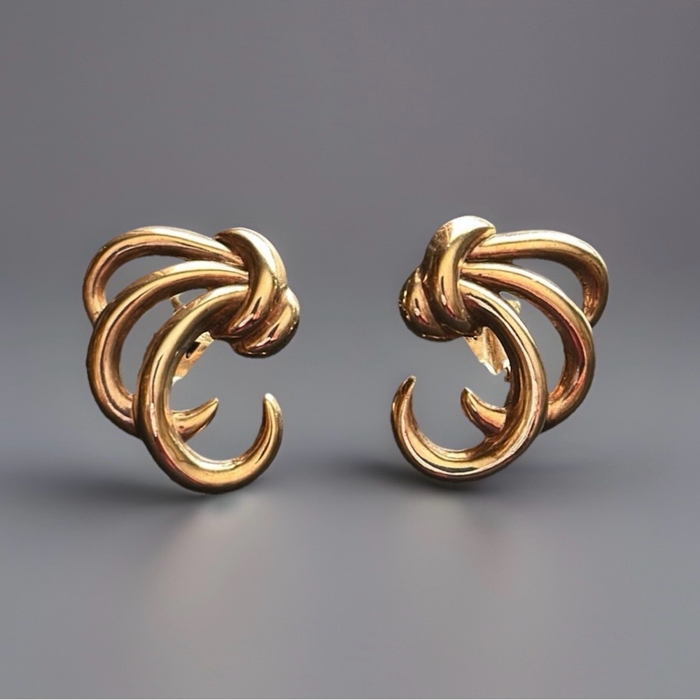 Crown Trifari Gold Tone Clip On Earrings Round Curved Swirl Knot EUC